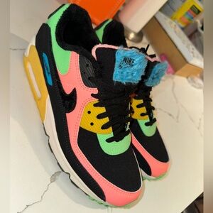 Nike Air Max 90
Atomic Pink Solar Flare (Women's)